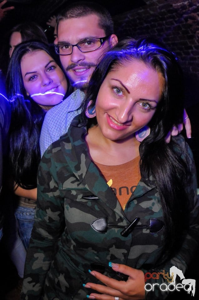 Club Escape: Caveman in the mix!, 