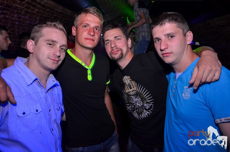 Club Escape: Caveman in the mix, 