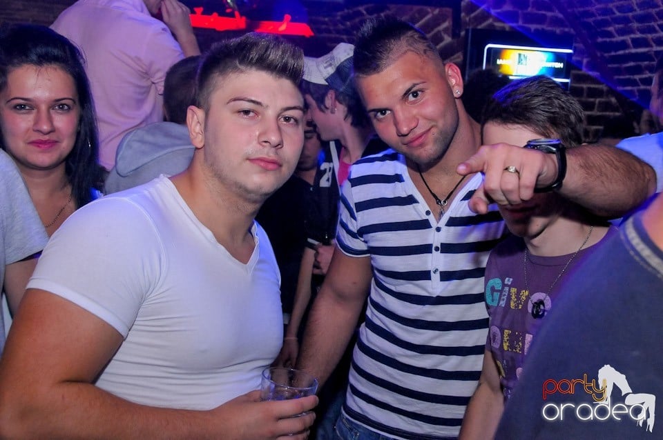 Club Escape: Caveman in the mix!, 