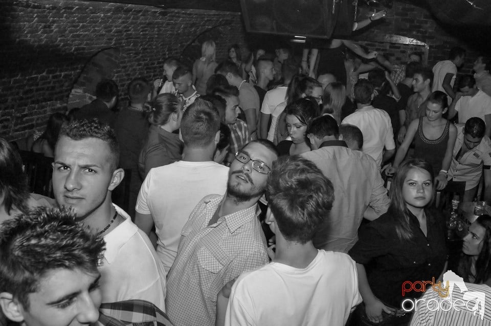 Club Escape: Caveman in the mix!, 