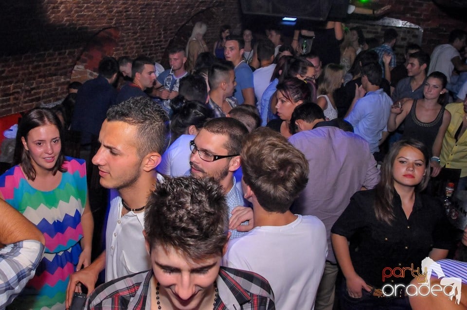 Club Escape: Caveman in the mix!, 