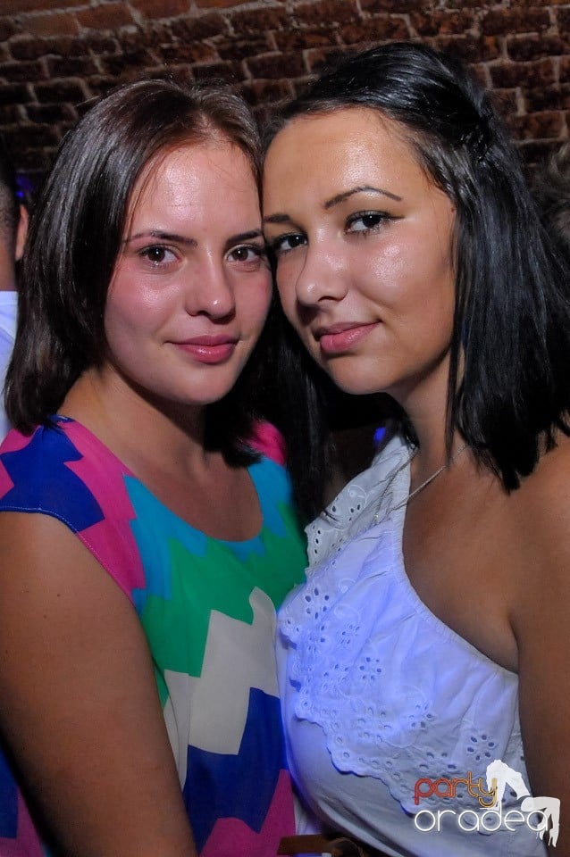 Club Escape: Caveman in the mix!, 