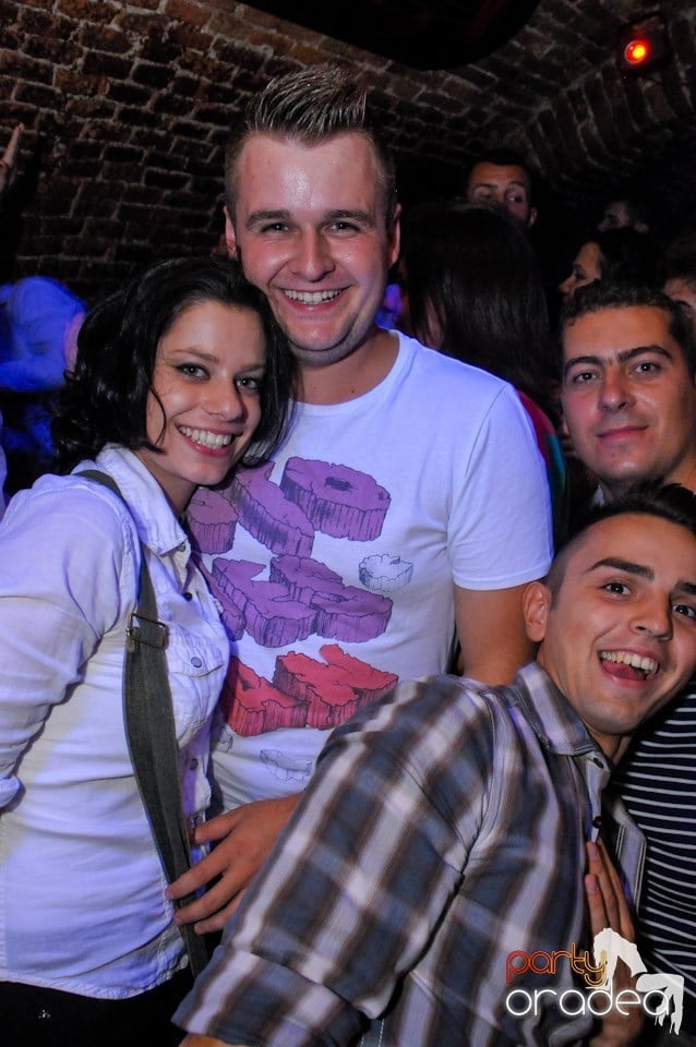 Club Escape: Caveman in the mix!, 