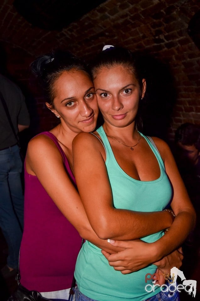 Club Escape: Caveman in the mix, 