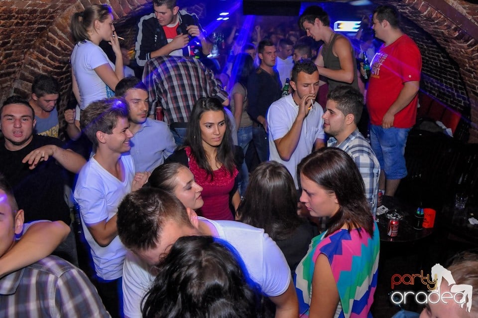 Club Escape: Caveman in the mix!, 