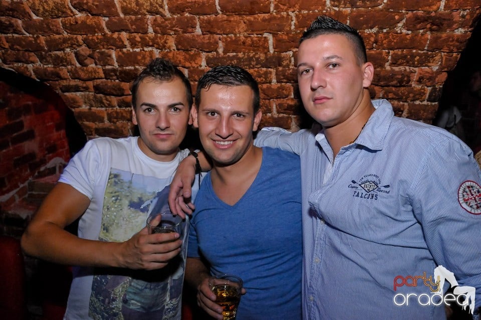 Club Escape: Caveman in the mix!, 