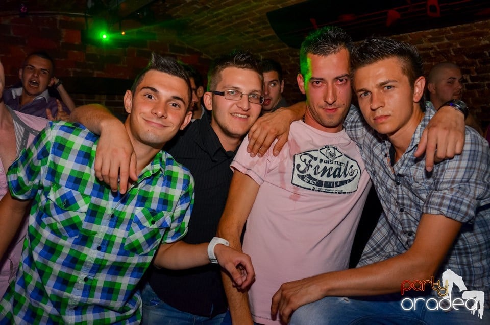 Club Escape: Caveman in the mix, 