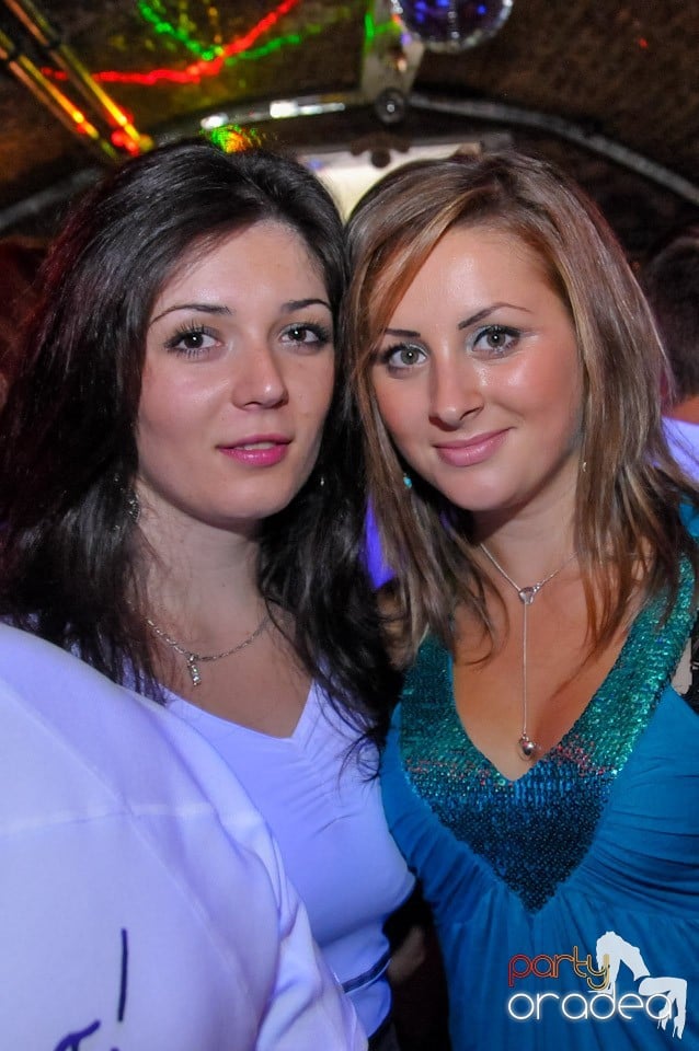 Club Escape: Caveman in the mix!, 