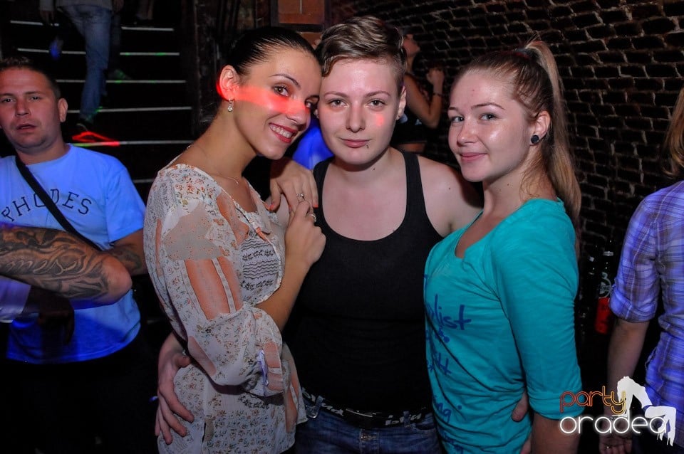 Club Escape: Caveman in the mix!, 