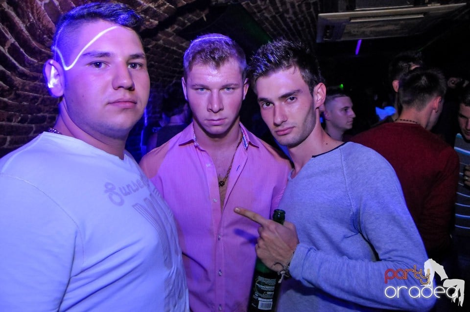 Club Escape: Caveman in the mix!, 