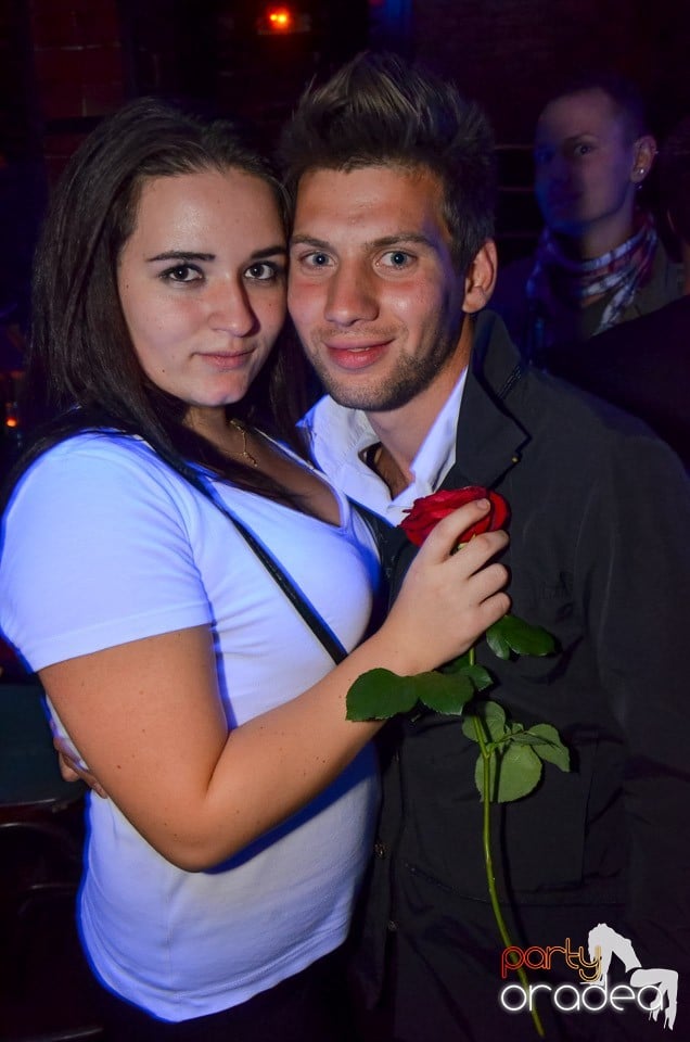 Club Escape: Caveman in the mix, 