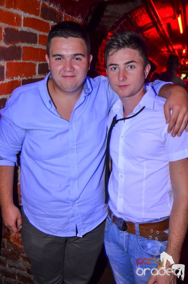 Club Escape: Caveman in the mix, 