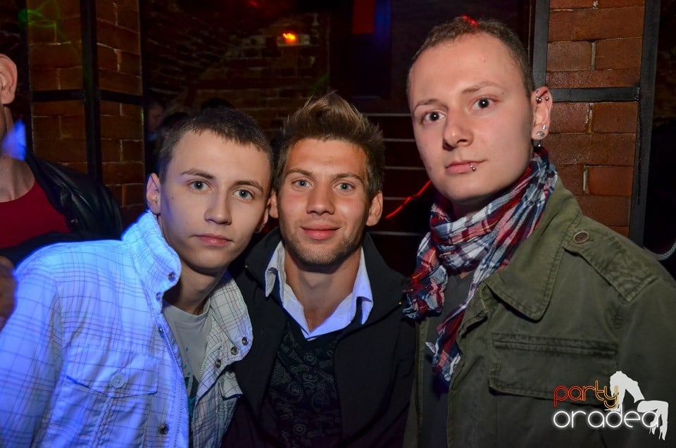 Club Escape: Caveman in the mix, 