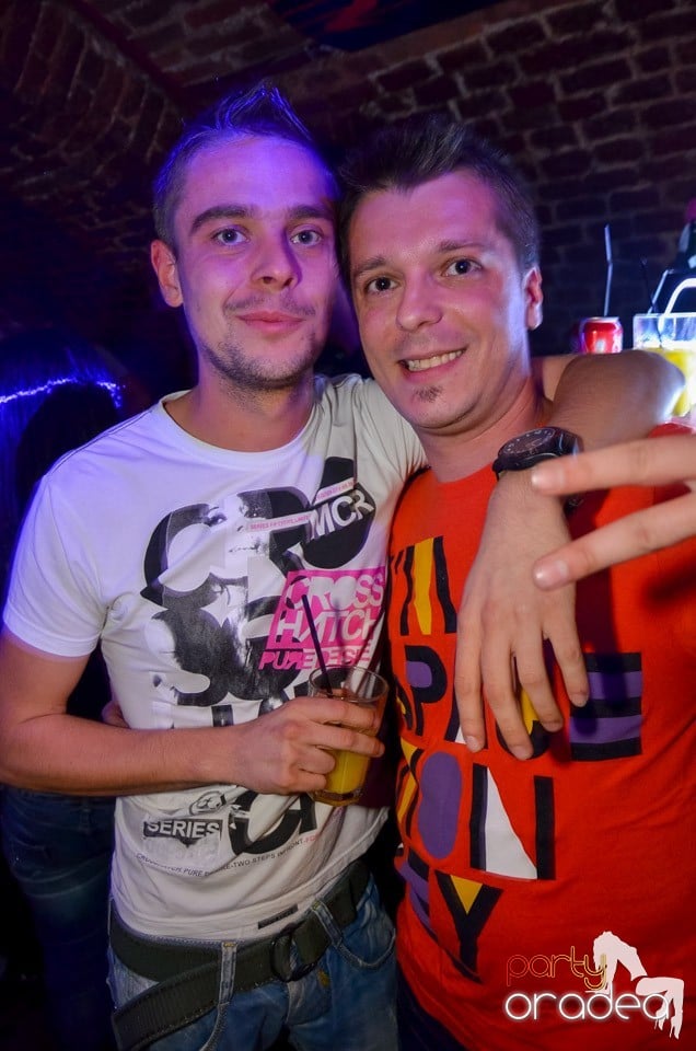 Club Escape: Caveman in the mix, 