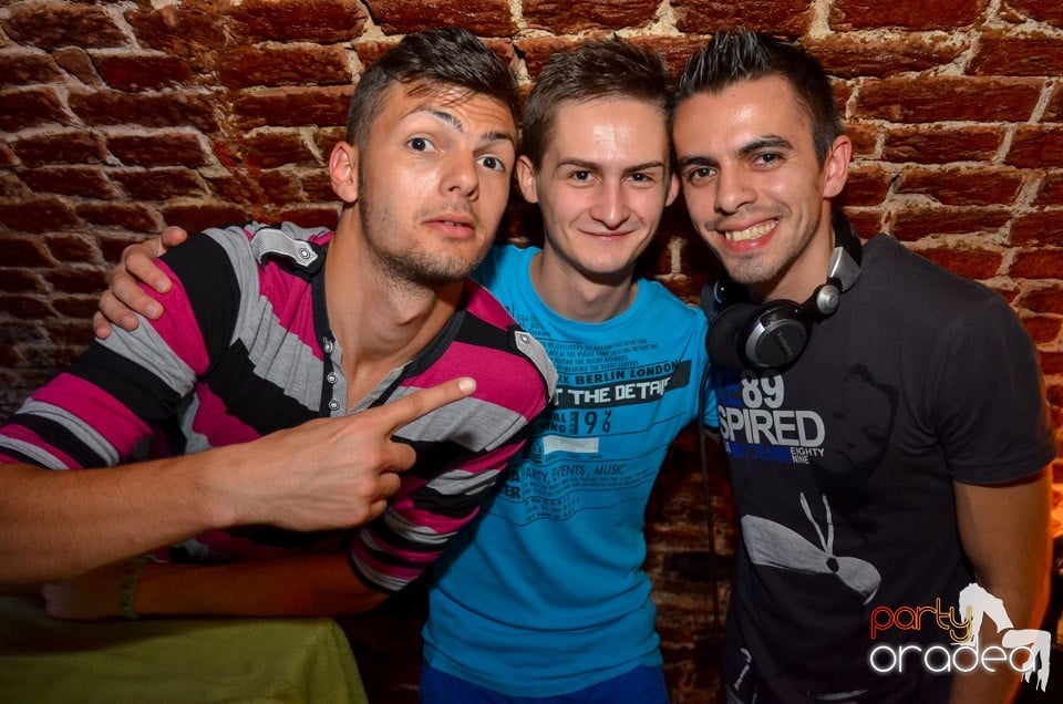 Club Escape: Caveman in the mix, 