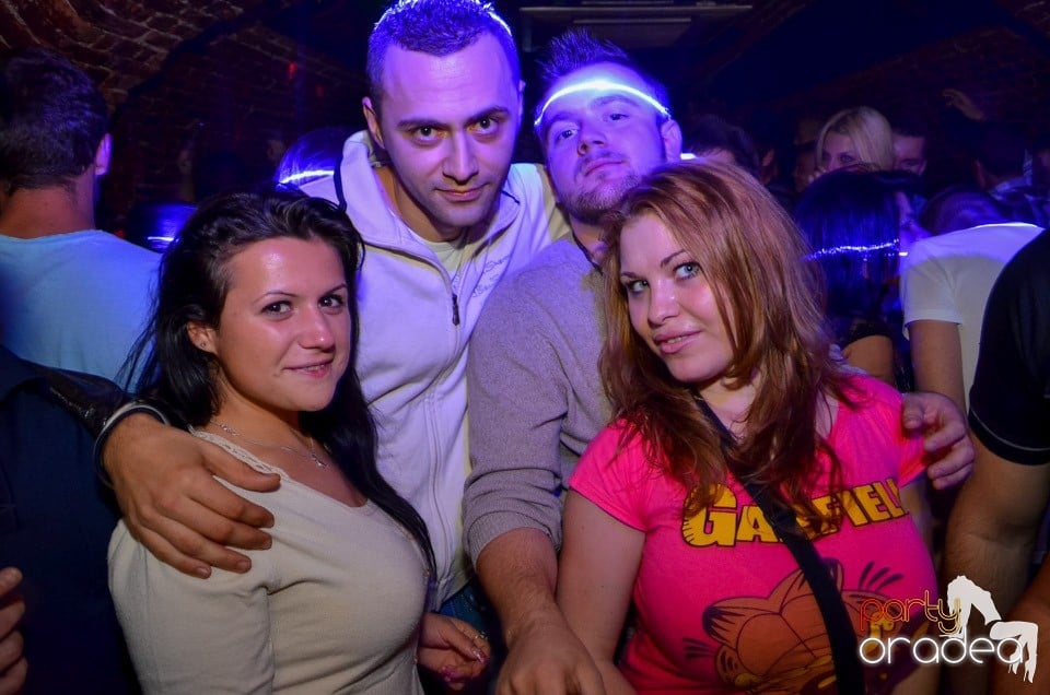 Club Escape: Caveman in the mix, 