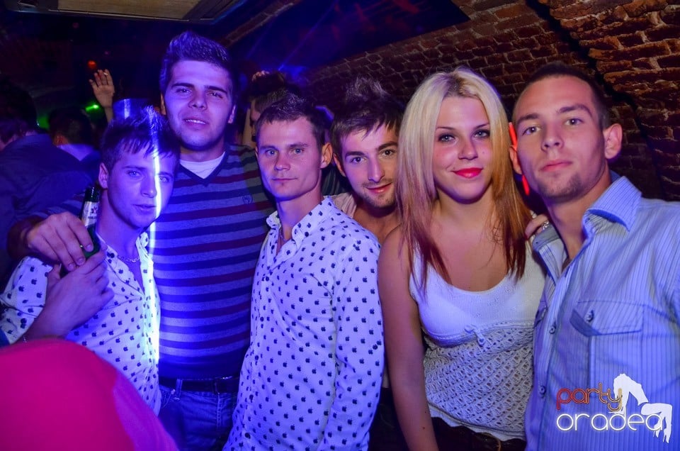 Club Escape: Caveman in the mix, 