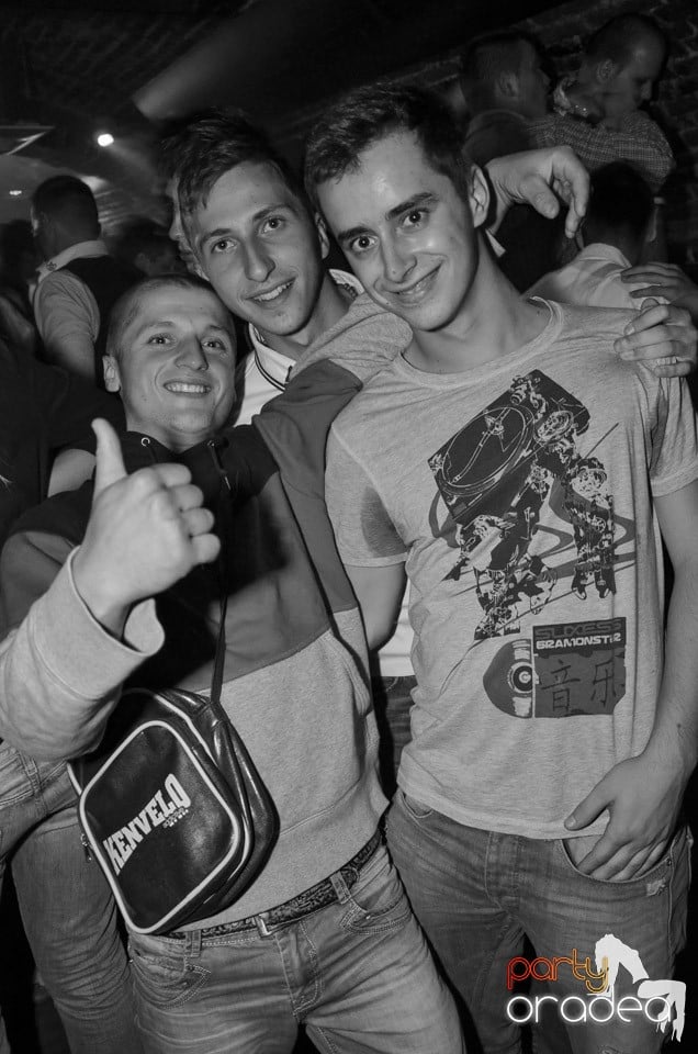 Club Escape: Caveman in the mix, 