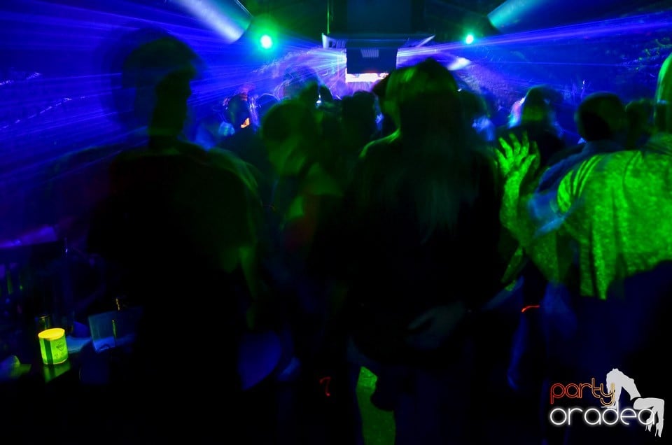 Club Escape: Caveman in the mix, 