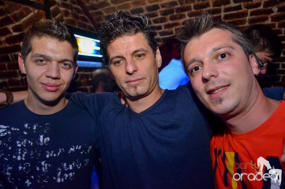 Club Escape: Caveman in the mix, 