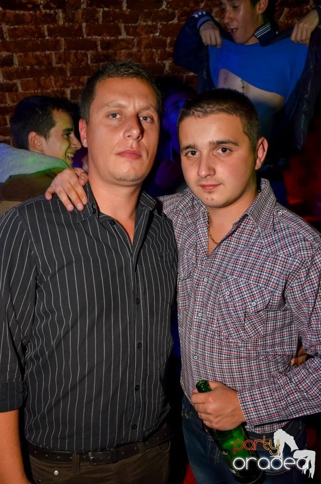 Club Escape: Caveman in the mix, 