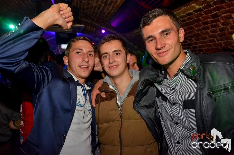 Club Escape: Caveman in the mix, 