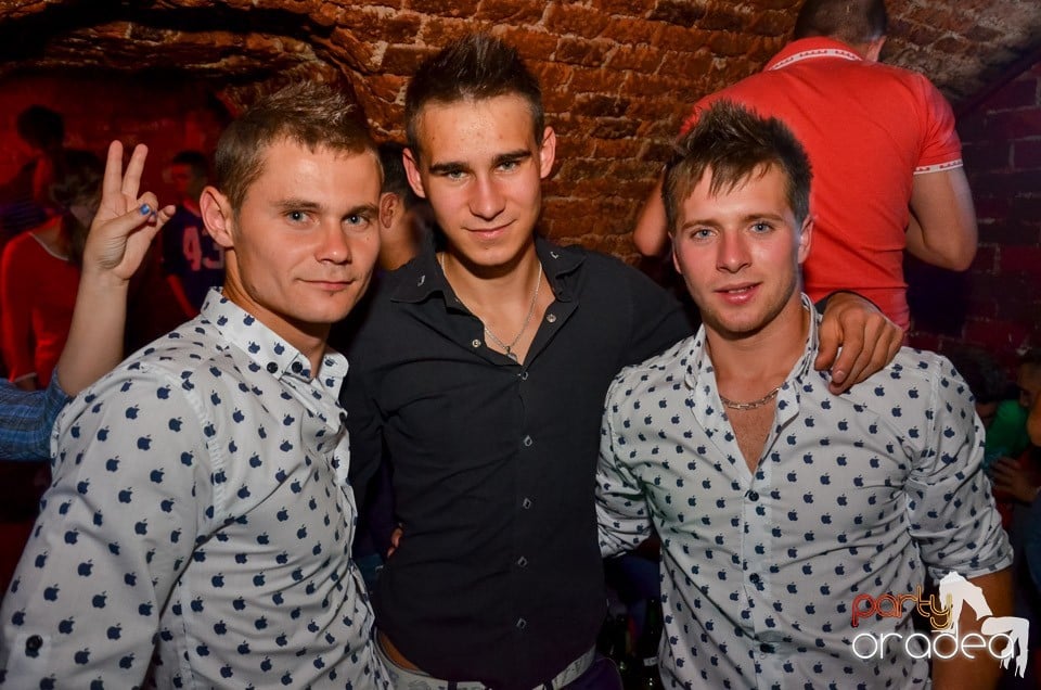 Club Escape: Caveman in the mix, 