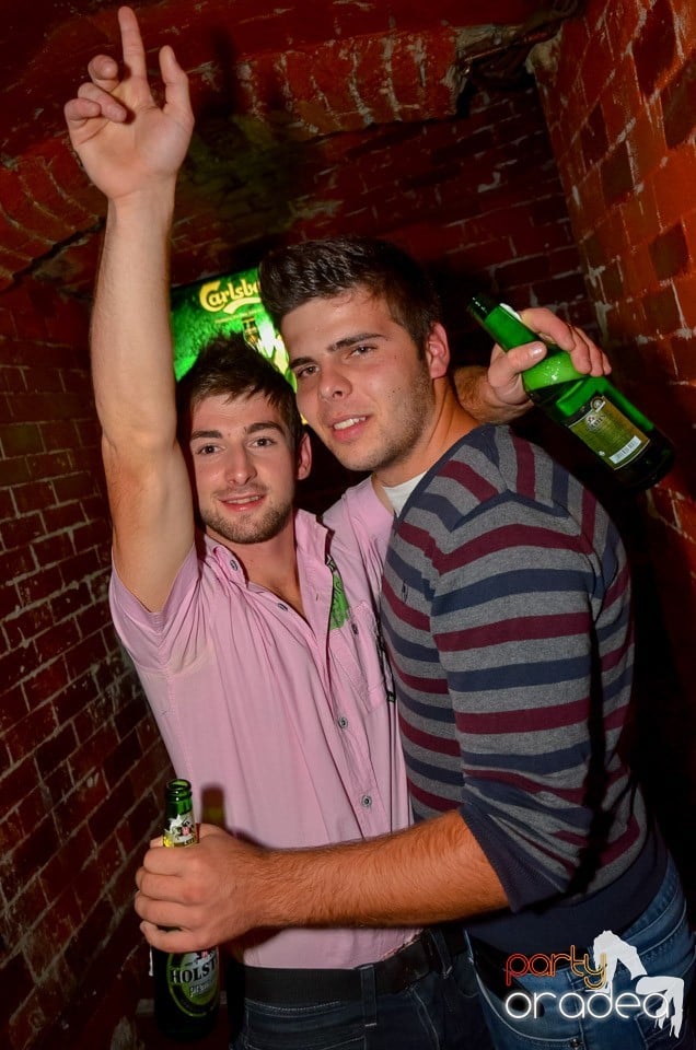 Club Escape: Caveman in the mix, 