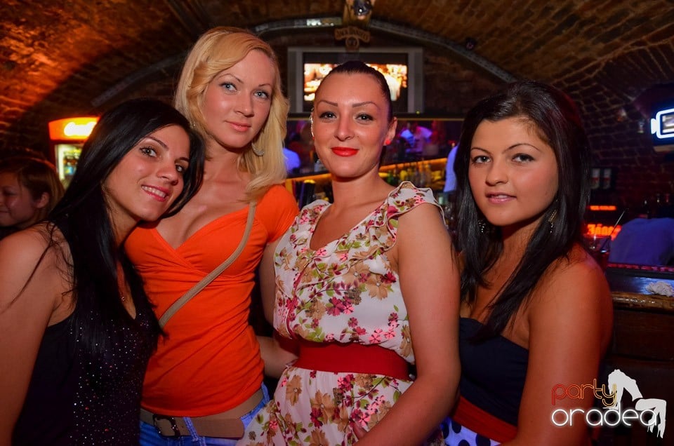 Club Escape: Caveman in the mix, 