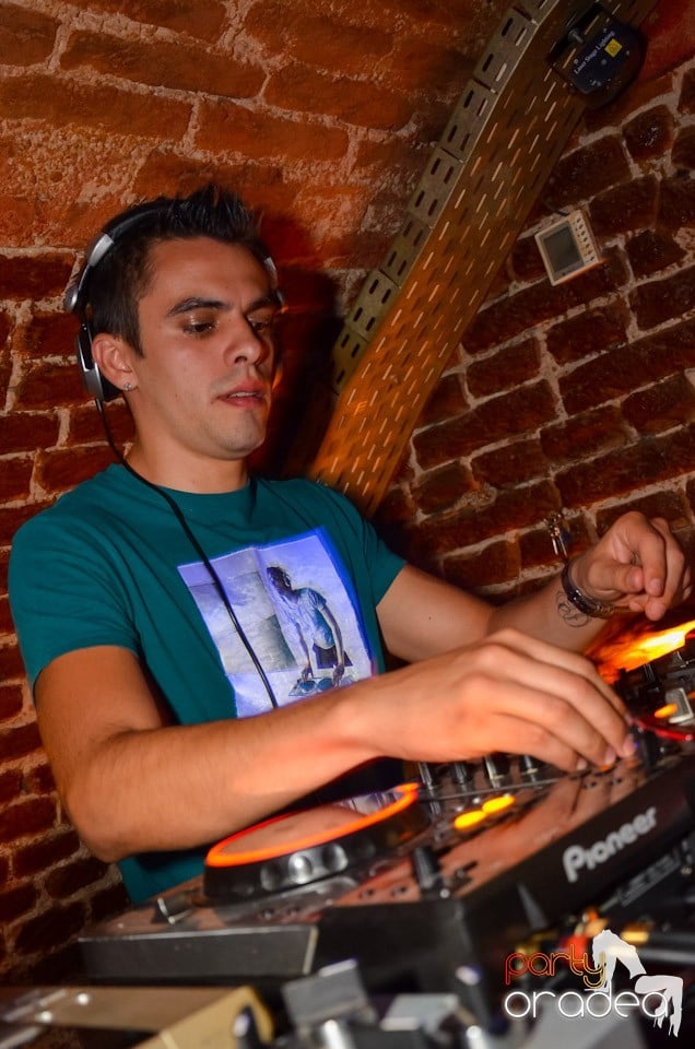 Club Escape: Caveman in the mix, 