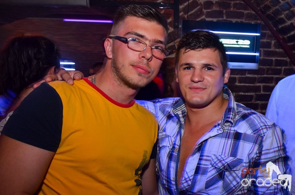 Club Escape: Caveman in the mix, 