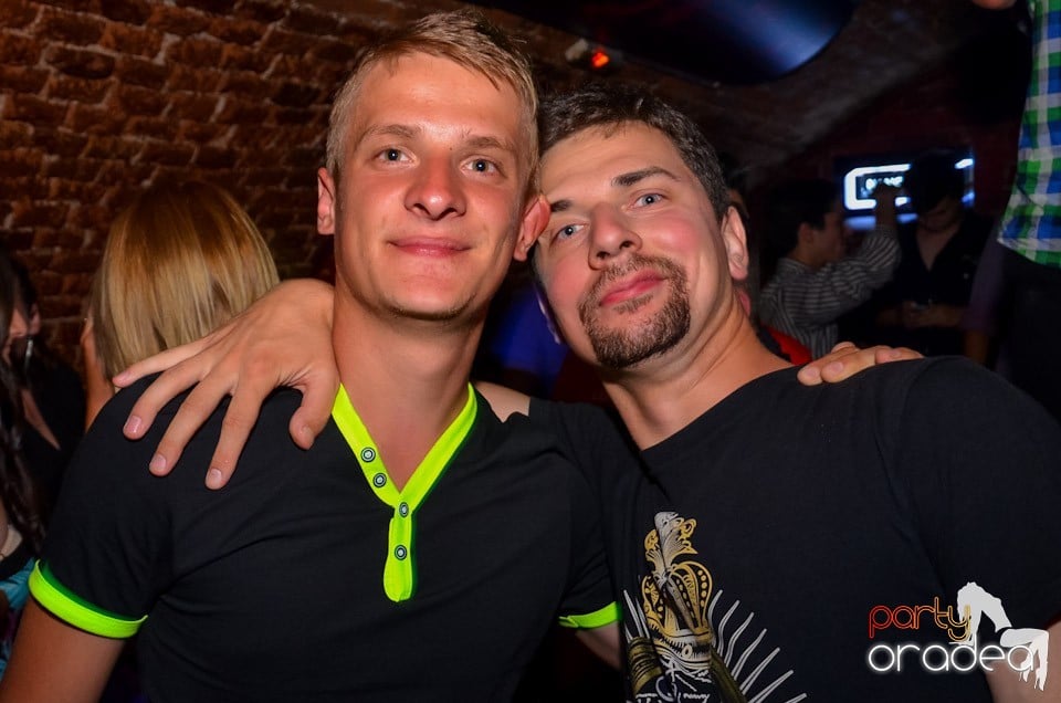 Club Escape: Caveman in the mix, 