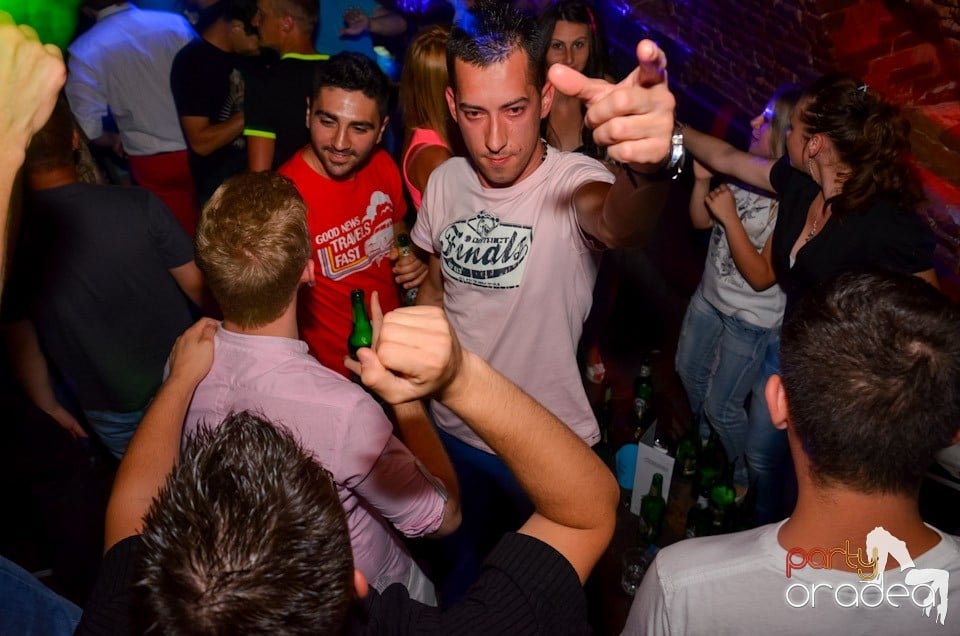 Club Escape: Caveman in the mix, 