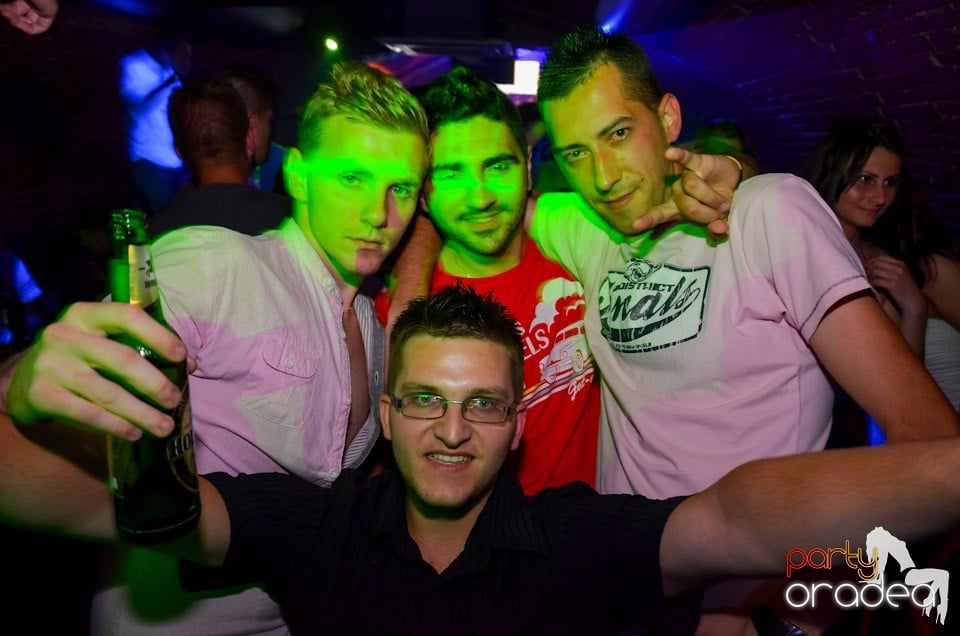 Club Escape: Caveman in the mix, 