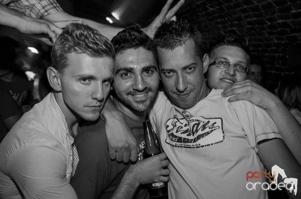 Club Escape: Caveman in the mix, 