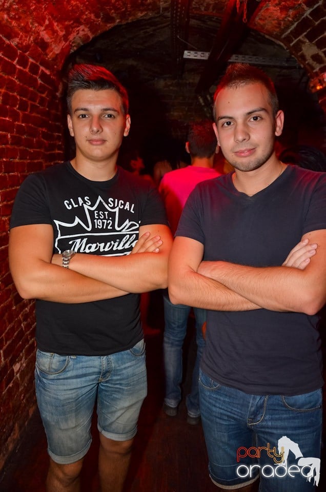 Club Escape: Caveman in the mix, 