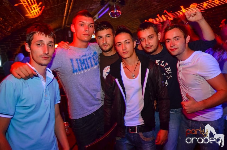 Club Escape: Caveman in the mix, 