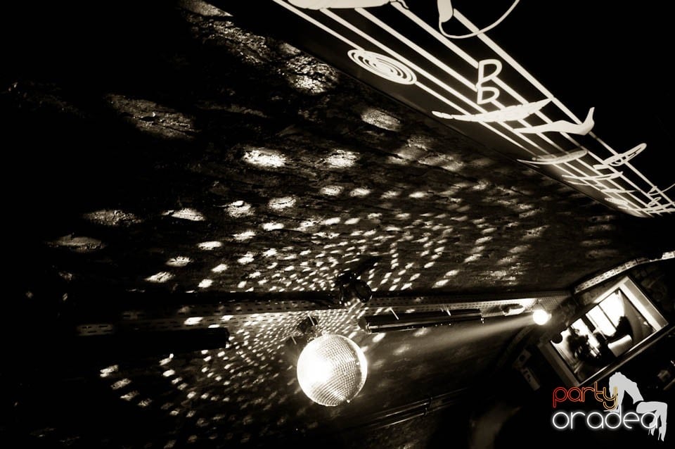 Club Escape prezintă: DJ Coxxo, 