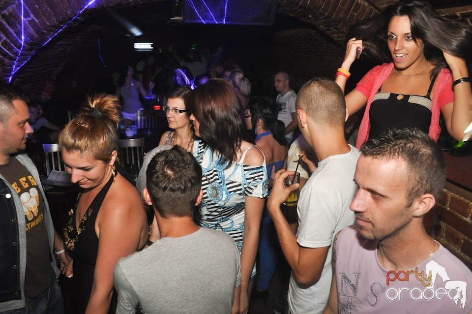 Club Escape prezintă: DJ Coxxo, 