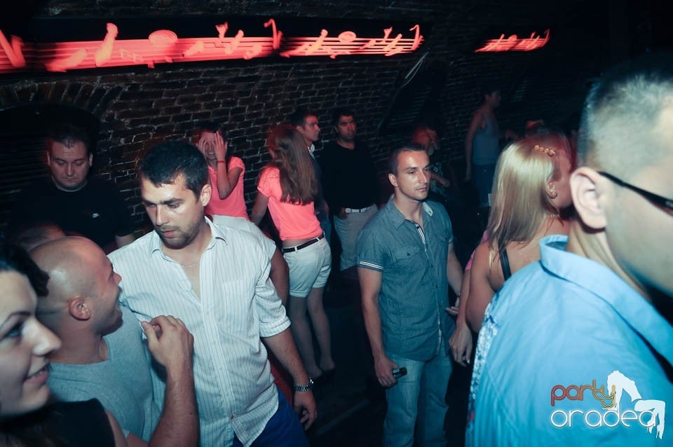 Club Escape prezintă: DJ Coxxo, 