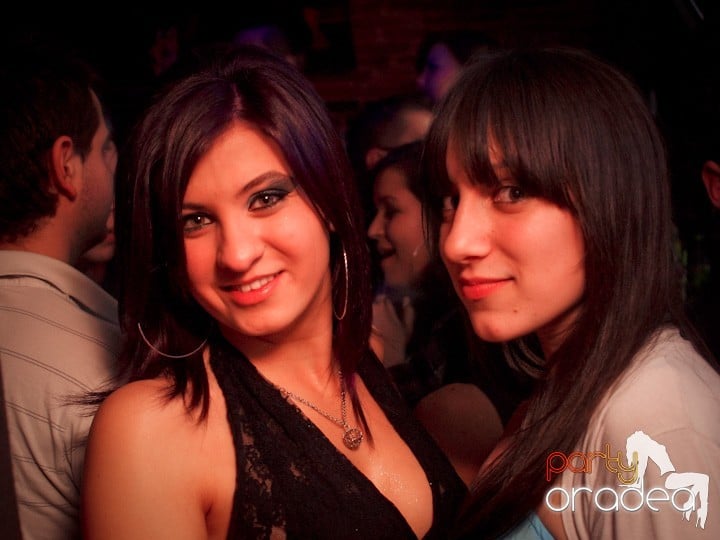 Club Escape se încinge, 