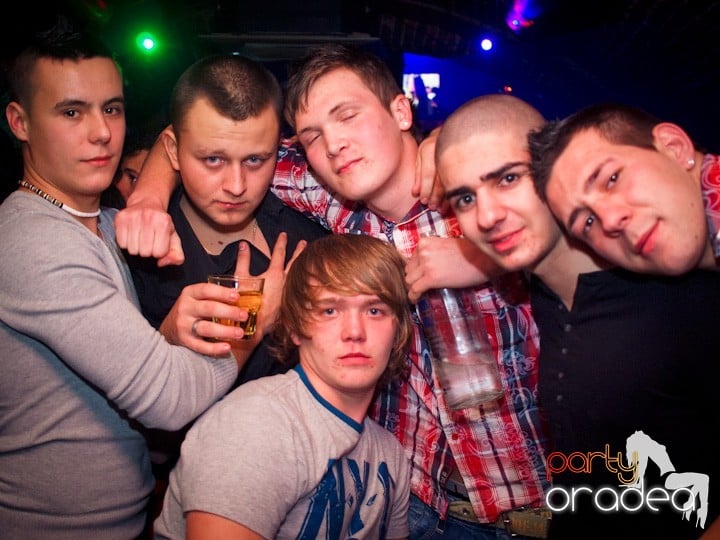 Club Escape se încinge, 