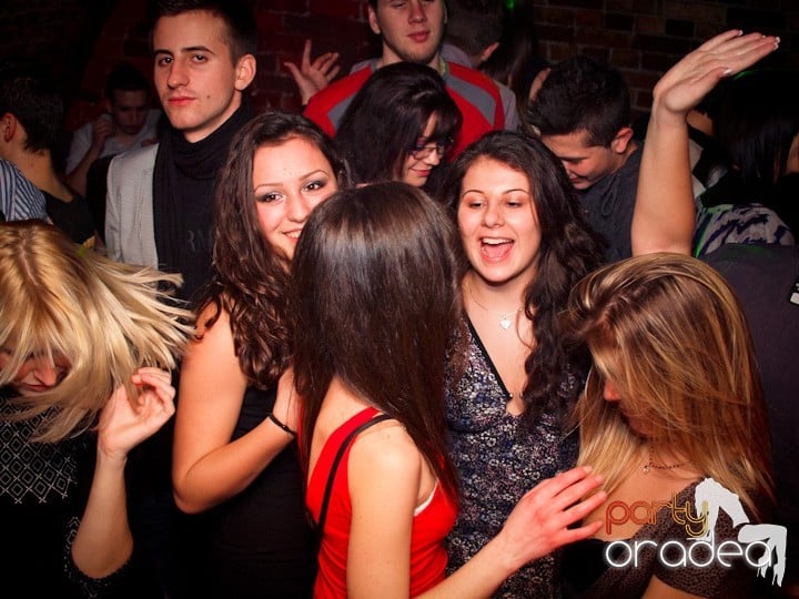 Club Escape se încinge, 