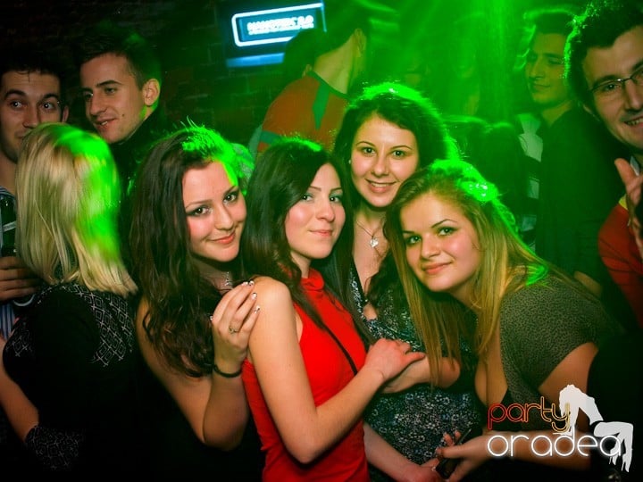 Club Escape se încinge, 