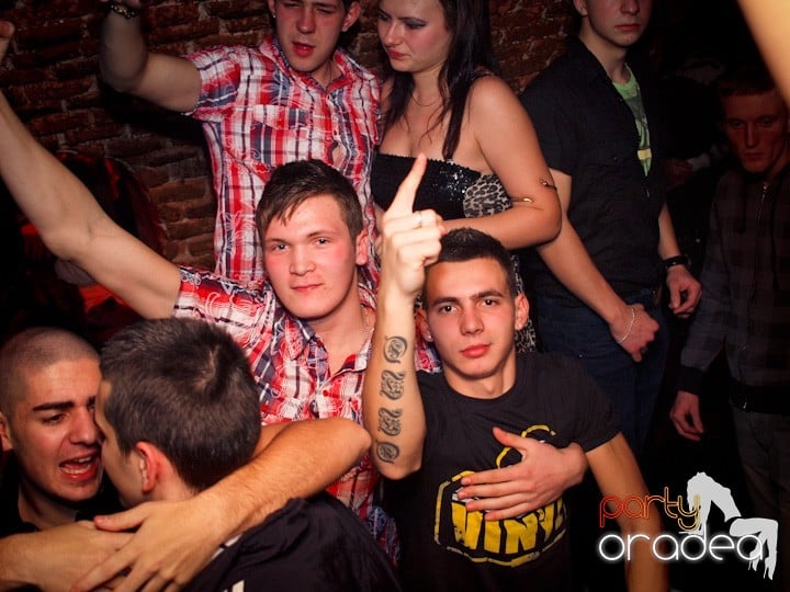 Club Escape se încinge, 