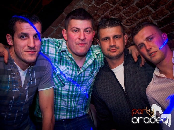 Club Escape se încinge, 