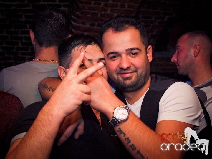 Club Escape se încinge, 