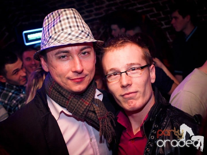 Club Escape se încinge, 