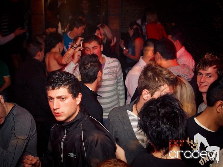 Club Escape se încinge, 