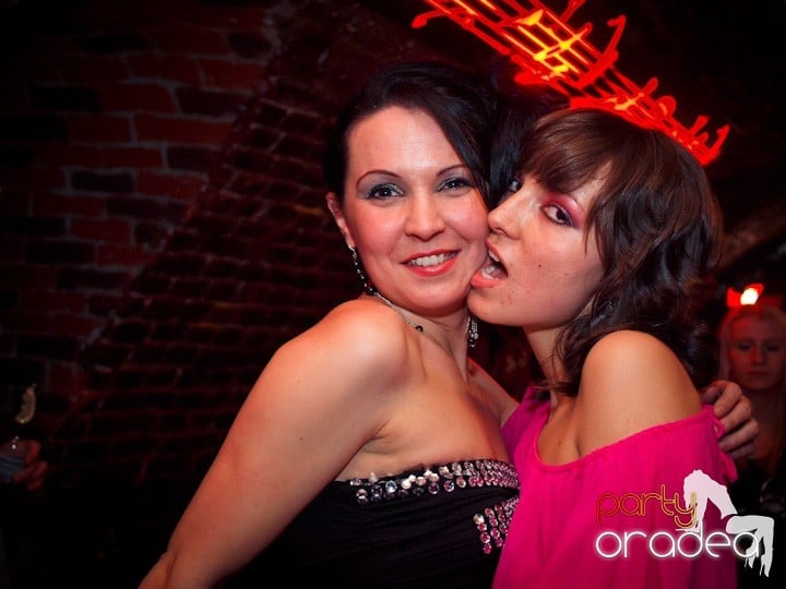 Club Escape se încinge, 